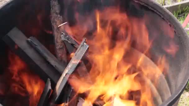 危险燃烧的火焰美丽的明亮的火焰 — 图库视频影像