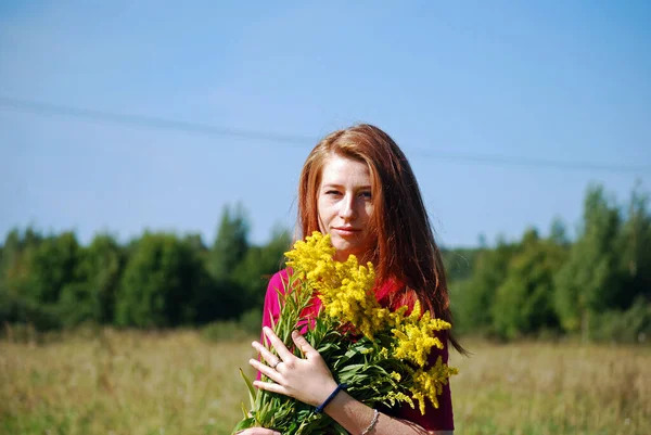 Ein Junges Attraktives Mädchen Mit Langen Roten Haaren Steht Auf — Stockfoto