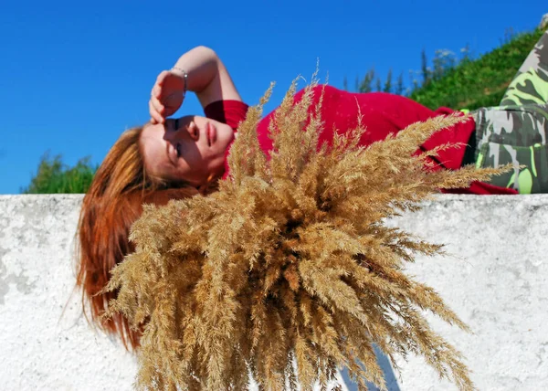 Une Jeune Fille Séduisante Avec Bouquet Herbe Prairie Sèche Est — Photo