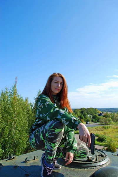 Une Jeune Fille Séduisante Aux Longs Cheveux Roux Costume Camouflage — Photo