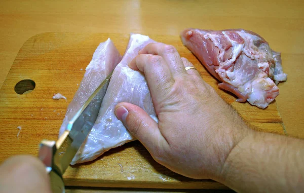 Cortar Pedaço Fresco Perna Porco Com Uma Faca Caça Cozinhar — Fotografia de Stock