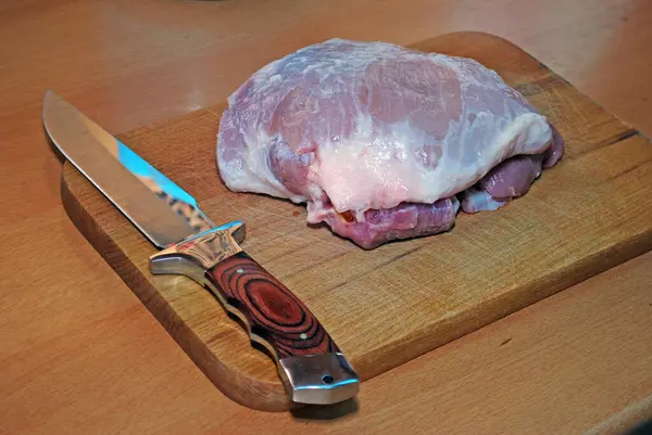 Levágni Egy Friss Sertéscombot Egy Vadászkéssel Húst Főzök Otthon Közelről — Stock Fotó