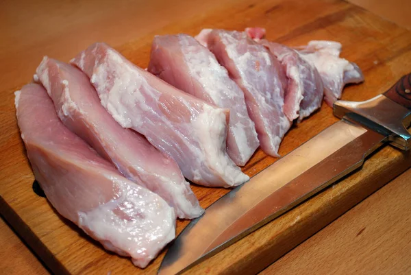 Cortar Pedaço Fresco Perna Porco Com Uma Faca Caça Cozinhar — Fotografia de Stock