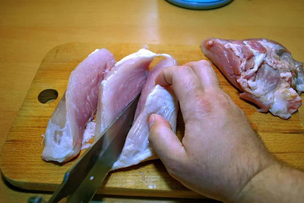 Cortar Pedaço Fresco Perna Porco Com Uma Faca Caça Cozinhar — Fotografia de Stock