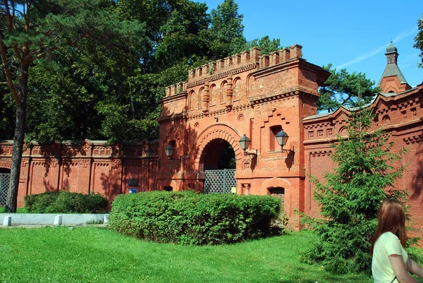 Obrovské Staré Cihlové Brány Pokrovskoe Streshnevo Estate Slunečného Letního Dne Stock Obrázky