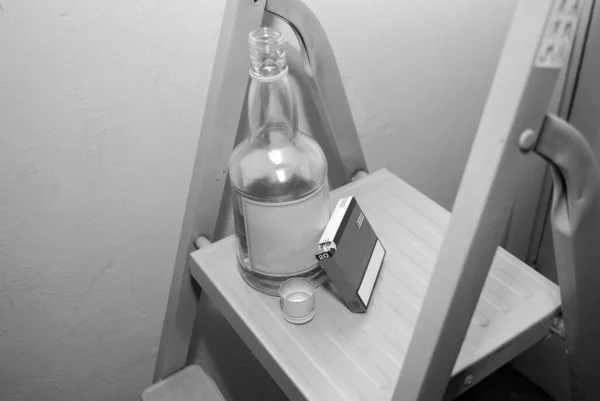 Una Bottiglia Aperta Mezza Vuota Whisky Scozzese Pacchetto Sigarette Trova — Foto Stock
