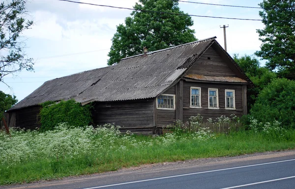 Starý Opuštěný Zchátralý Vesnický Dům Poblíž Silnice Slunečného Letního Dne — Stock fotografie