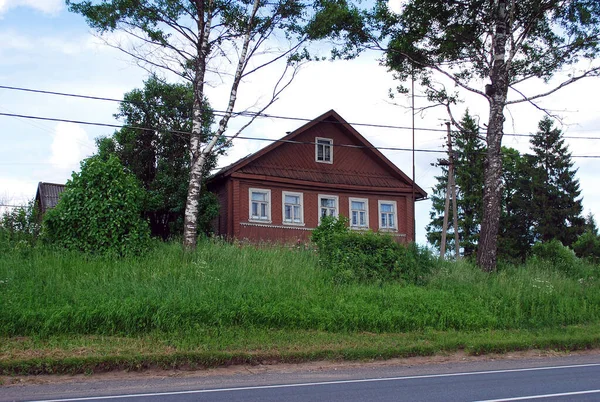 Een Oud Dorpshuis Vlakbij Weg Een Zonnige Zomerdag Russische Provincies — Stockfoto