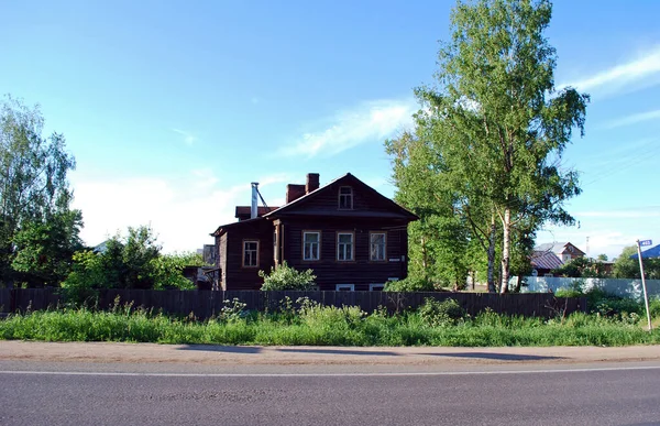 Stary Wiejski Dom Przy Drodze Słoneczny Letni Dzień Prowincje Rosyjskie — Zdjęcie stockowe