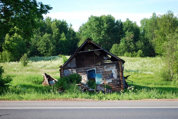 Ein Altes Verlassenes Baufälliges Dorfhaus Der Nähe Der Straße Einem — Stockfoto