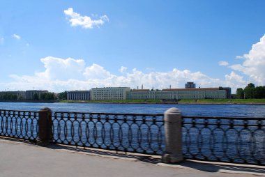 151 Obukhovskaya Oborona Bulvarı. İmparatorluk porselen fabrikası. Müze. Neva nehri boyunca Oktyabrskaya seti manzaralı. Şehir manzarası. Saint-Petersburg 'da. Rusya.