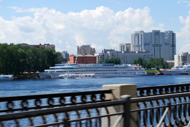 Saint-Petersburg 'da. - Rusya. 9 Haziran 2013. Obukhov Bulvarı Savunması 'nda rıhtıma yanaşmış yolcu gemileri olan nehir istasyonu. Neva nehri boyunca Oktyabrskaya seti manzarası.