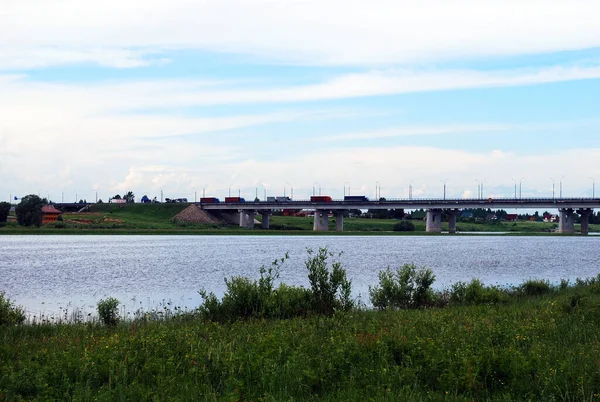 Puente Automóviles Con Camiones Través Del Río Volkhov Día Claro — Foto de Stock