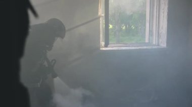 itfaiyeci odasında yangın söndürür