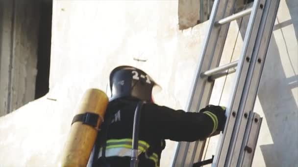 El bombero sube las escaleras — Vídeo de stock