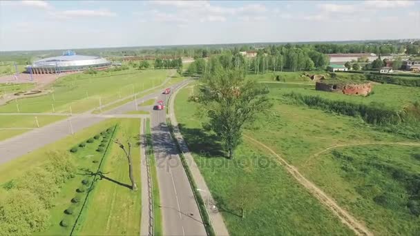 Пожежні машини поспішають до багаття — стокове відео