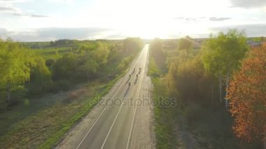 gün batımına doğru bisikletçileri binmek