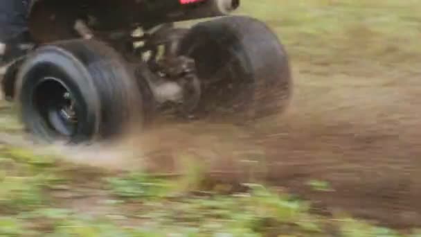 Il ragazzo con la maschera sul viso cavalcando il suo ATV — Video Stock