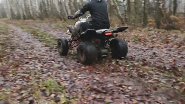 Le mec avec le masque sur son visage chevauchant son VTT — Video