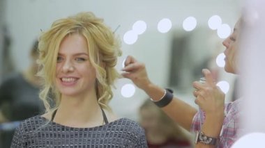 Kuaför saç modeli sarışın genç kadın bir güzellik salonu yapar.