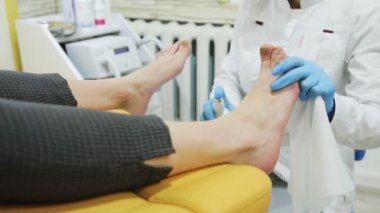 Profesyonel podiatry yordamı bir pedikür makine ile