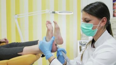 Profesyonel podiatry yordamı bir pedikür makine ile