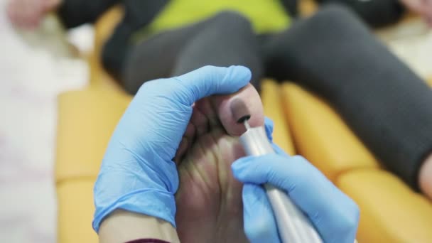 Professionele Podotherapeut procedure met een pedicure-machine — Stockvideo