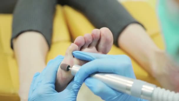 Procedimento de podiatria profissional com uma máquina de pedicure — Vídeo de Stock