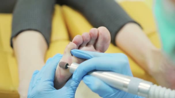 Professionele Podotherapeut procedure met een pedicure-machine — Stockvideo