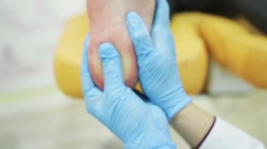 Profesyonel podiatry yordamı bir pedikür makine ile