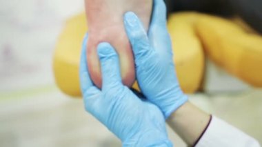 Profesyonel podiatry yordamı bir pedikür makine ile