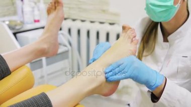 Profesyonel podiatry yordamı bir pedikür makine ile