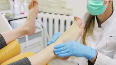 Profesyonel podiatry yordamı bir pedikür makine ile