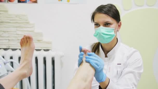 Procedimento de podiatria profissional com uma máquina de pedicure — Vídeo de Stock