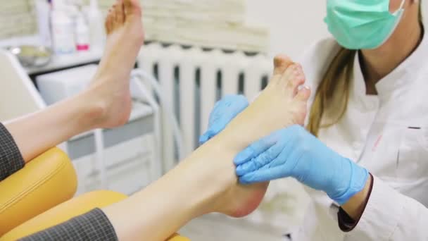 Procedimento de podiatria profissional com uma máquina de pedicure — Vídeo de Stock