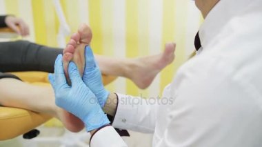 Profesyonel podiatry yordamı bir pedikür makine ile