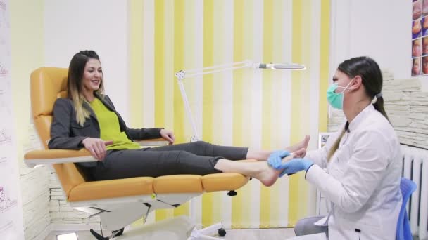 Procedimento de podiatria profissional com uma máquina de pedicure — Vídeo de Stock