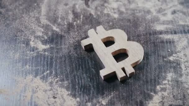 Ξύλινα σύμβολο του bitcoin πέφτει στο σκονισμένο τραπέζι — Αρχείο Βίντεο