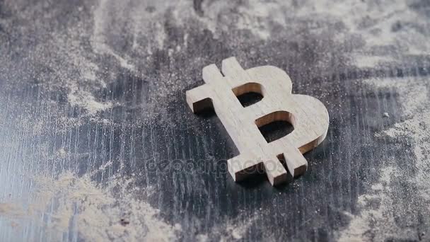Ξύλινα σύμβολο του bitcoin πέφτει στο σκονισμένο τραπέζι — Αρχείο Βίντεο
