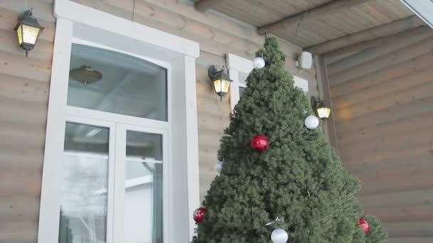 Árbol de navidad con globos rojos y blancos — Vídeo de stock