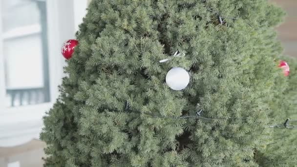 Árbol de navidad con globos rojos y blancos — Vídeo de stock