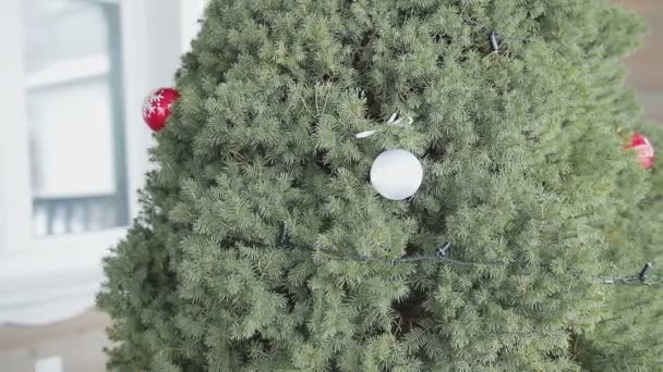 Arbre de Noël avec ballons rouges et blancs — Video