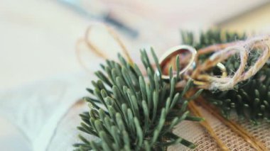 Alyans çam dalları ile bir yastık üzerinde