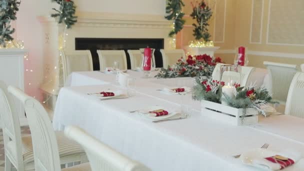 Decoración de la boda de Navidad pequeña habitación blanca — Vídeo de stock