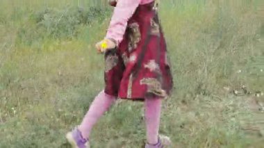 küçük kız sahada oynuyor