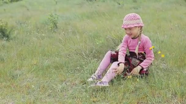 Little girl plays on the field — Stock Video