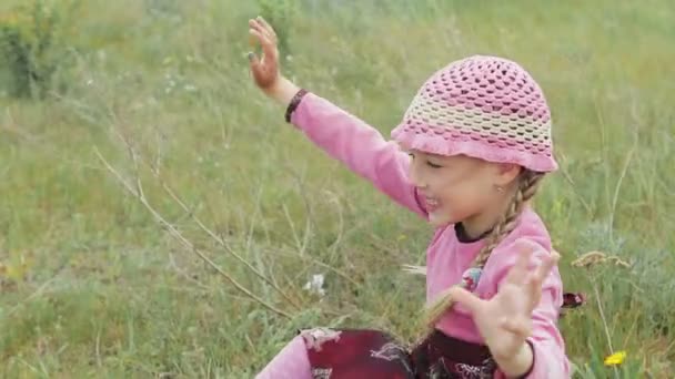 Niña juega en el campo — Vídeos de Stock