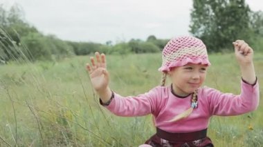 küçük kız sahada oynuyor