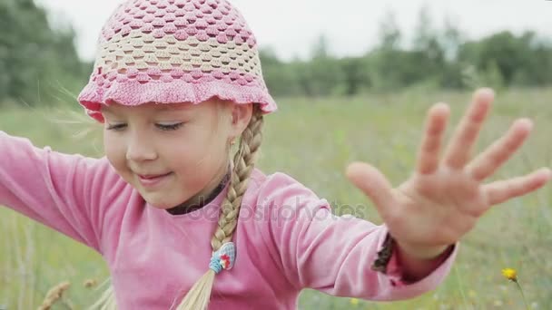 Liten flicka spelar på fältet — Stockvideo