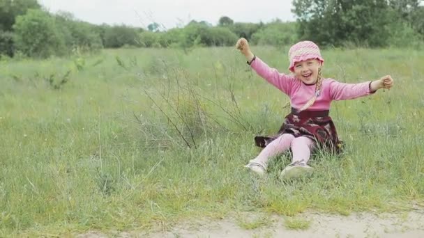 Маленька дівчинка грає на полі — стокове відео